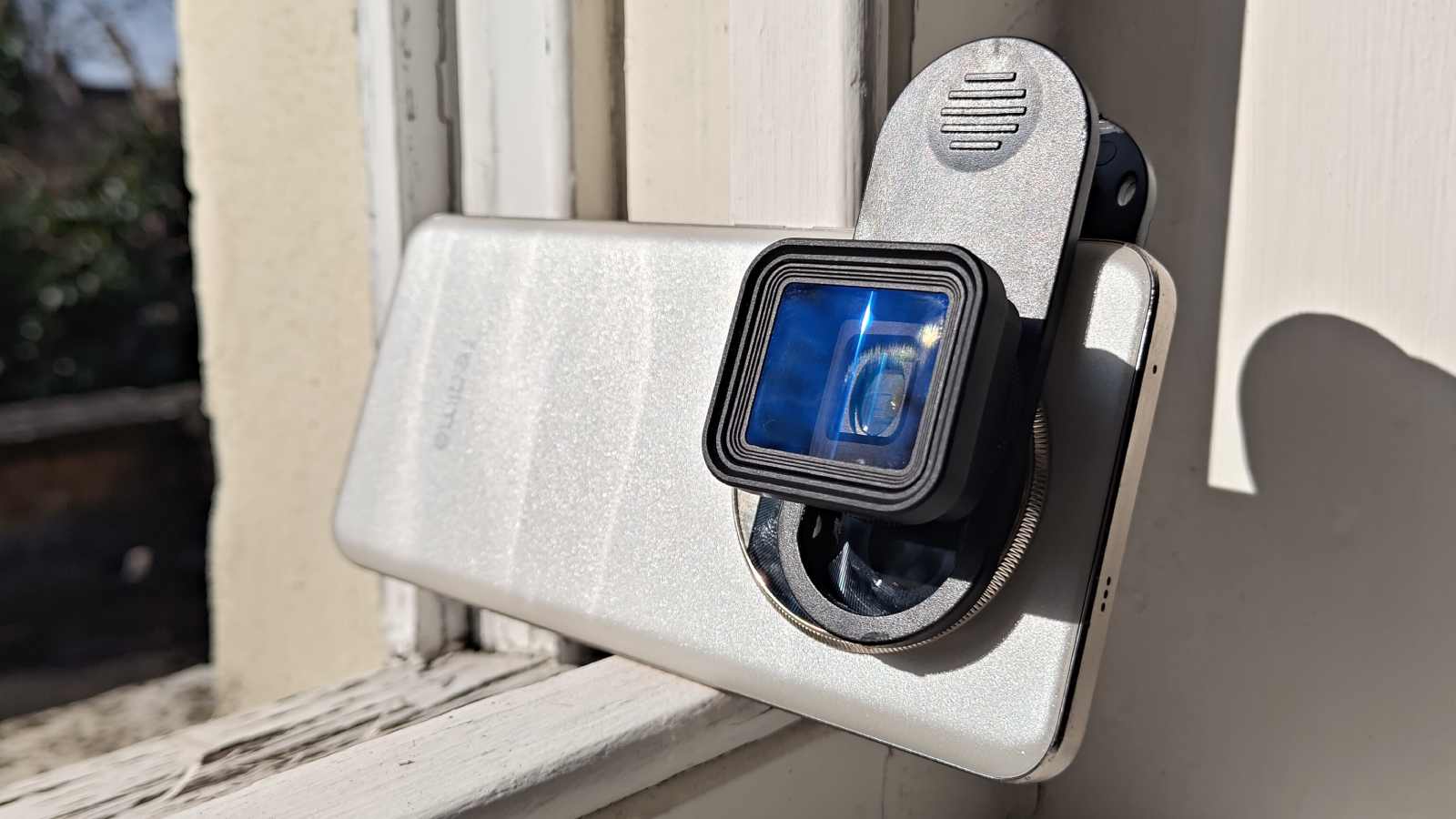 هاتف Realme 13 Pro Plus مزودًا بعدسة Andoer 1.55x اللالصبية للهواتف الذكية