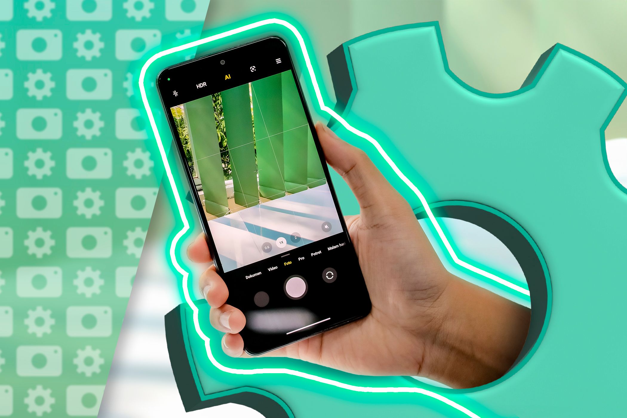 يد تحمل هاتفًا بكاميرا مفتوحة ورمز إعدادات حول الذراع.