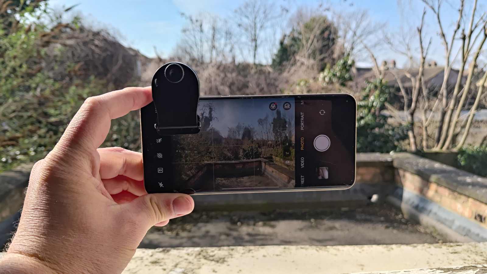 هاتف Realme 13 Pro Plus مزودًا بعدسة أنامورفيك Andoer 1.55x للهواتف الذكية