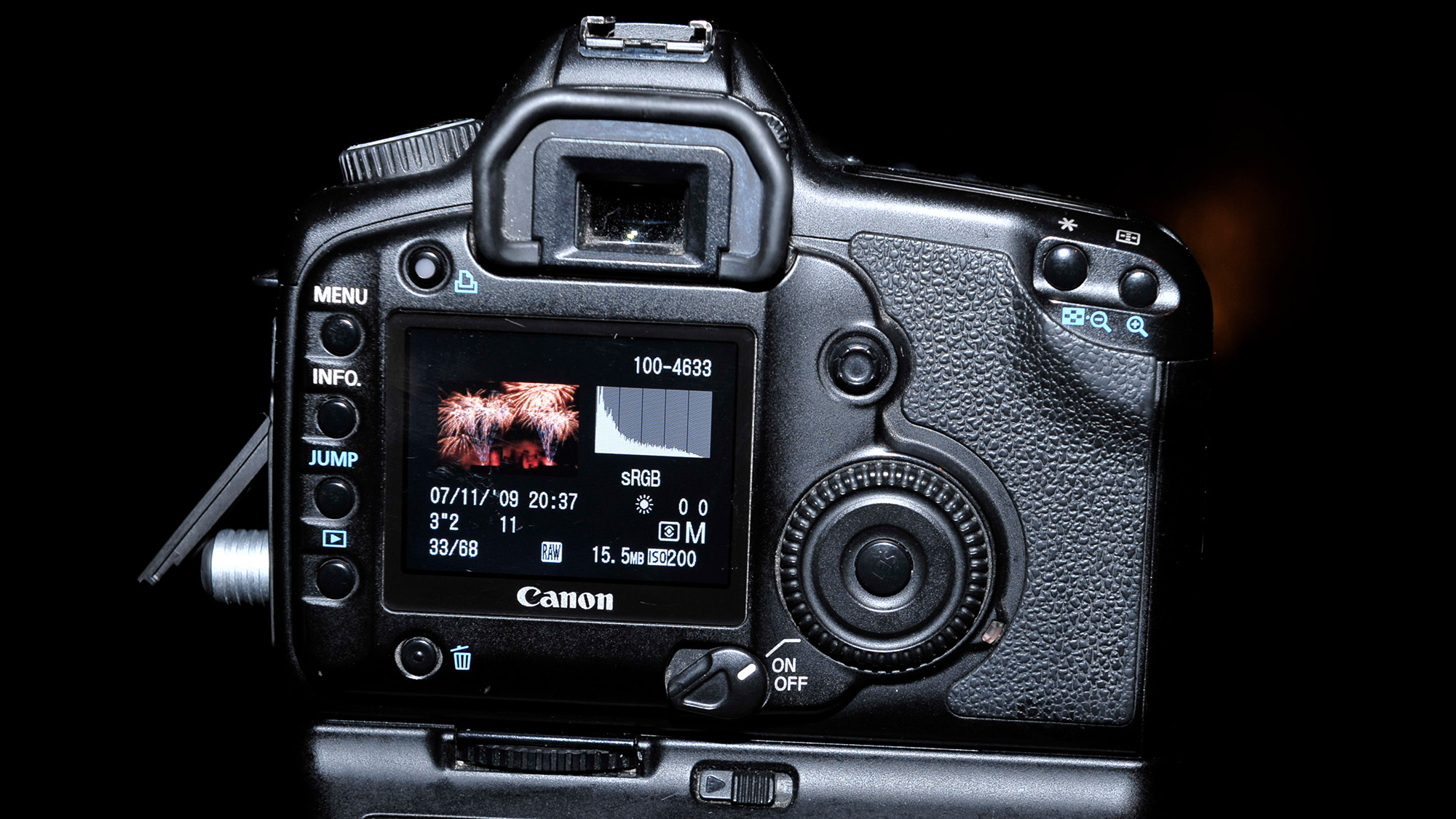 صورة ألعاب نارية على شاشة عرض كاميرا Canon DSLR