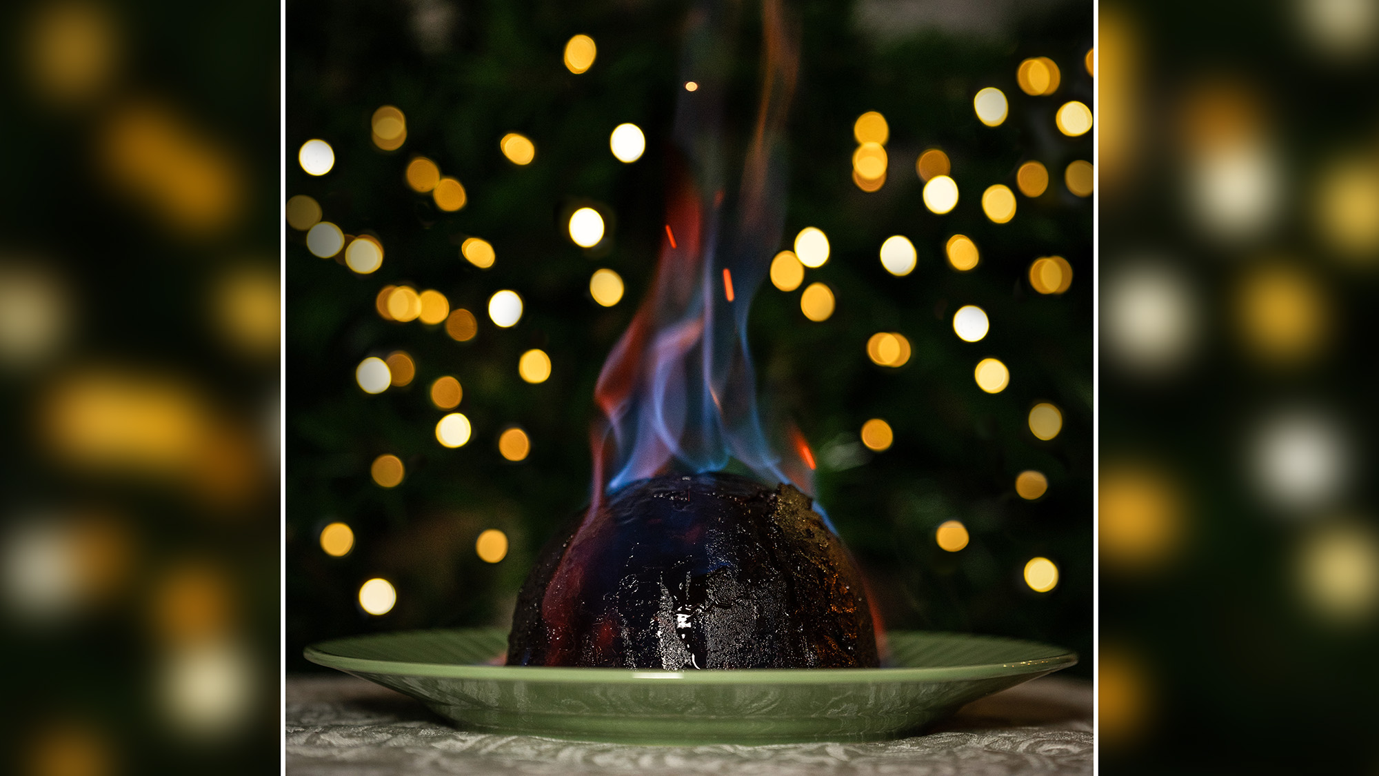 بودينغ عيد الميلاد مشتعل مع أضواء بوكيه خرافية في الخلفية