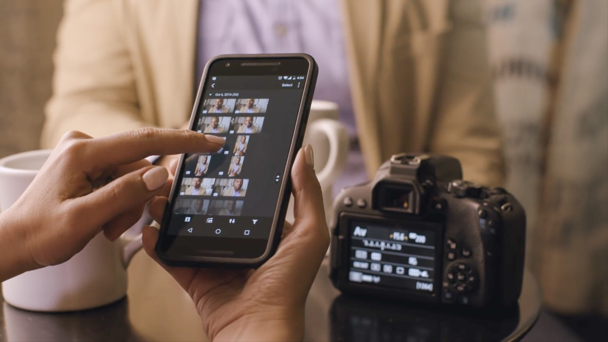 كاميرا تنقل الصور إلى هاتف باستخدام تطبيق Canon Camera Connect