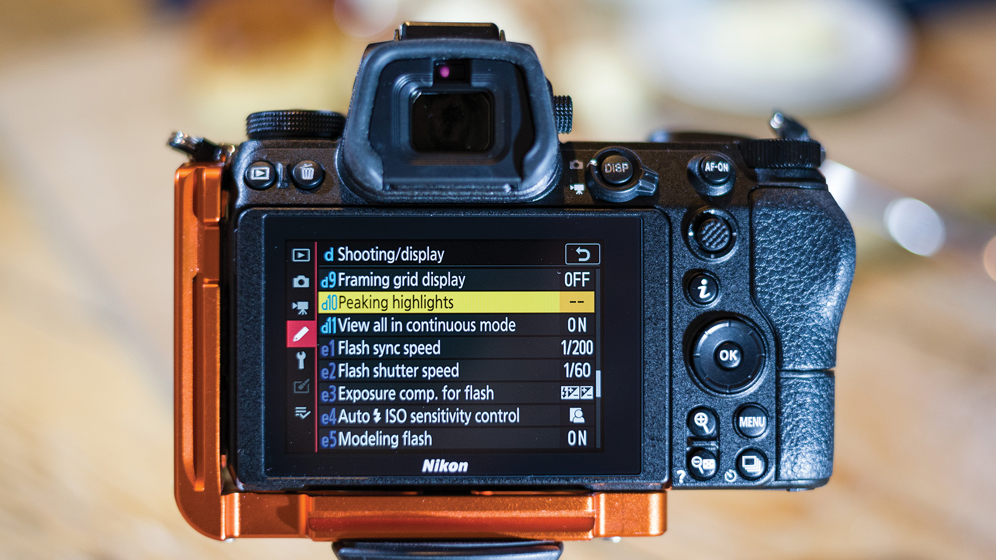 شاشة LCD الخلفية لكاميرا Nikon Z6 II تعرض قائمة التصوير/العرض
