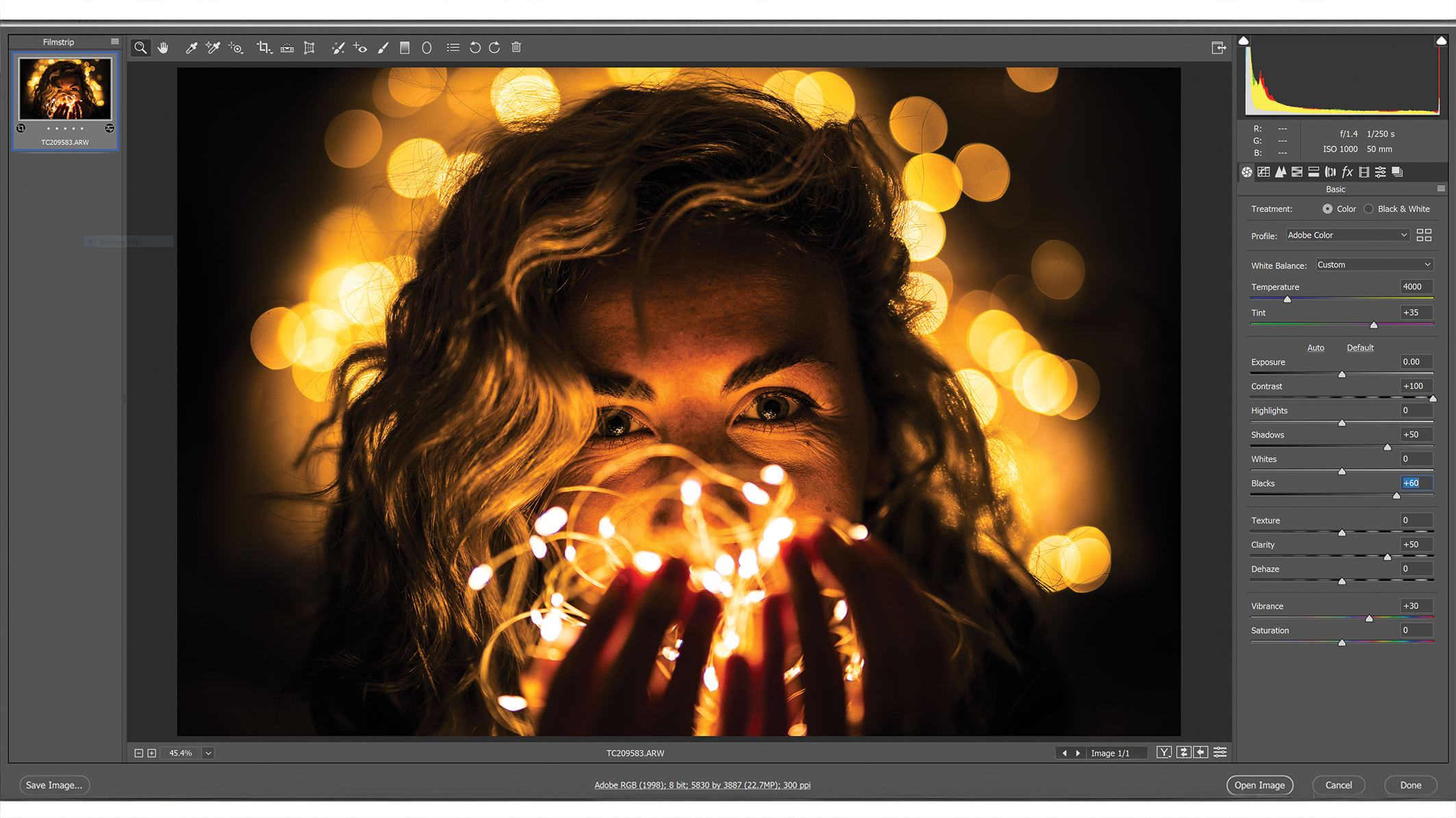 نافذة برنامج Photoshop مع قوائم التعديل، وصورة في المنتصف تظهر شخصًا بشعر مموج محاطًا بأضواء بوكيه ذهبية ناعمة تخلق جوًا دافئًا وحالمًا