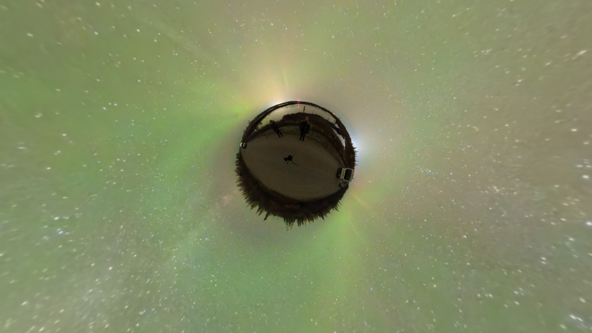 Kanada'da Insta360 X5 360 derece kamera kullanarak Kuzey Işıklarını fotoğraflamak.