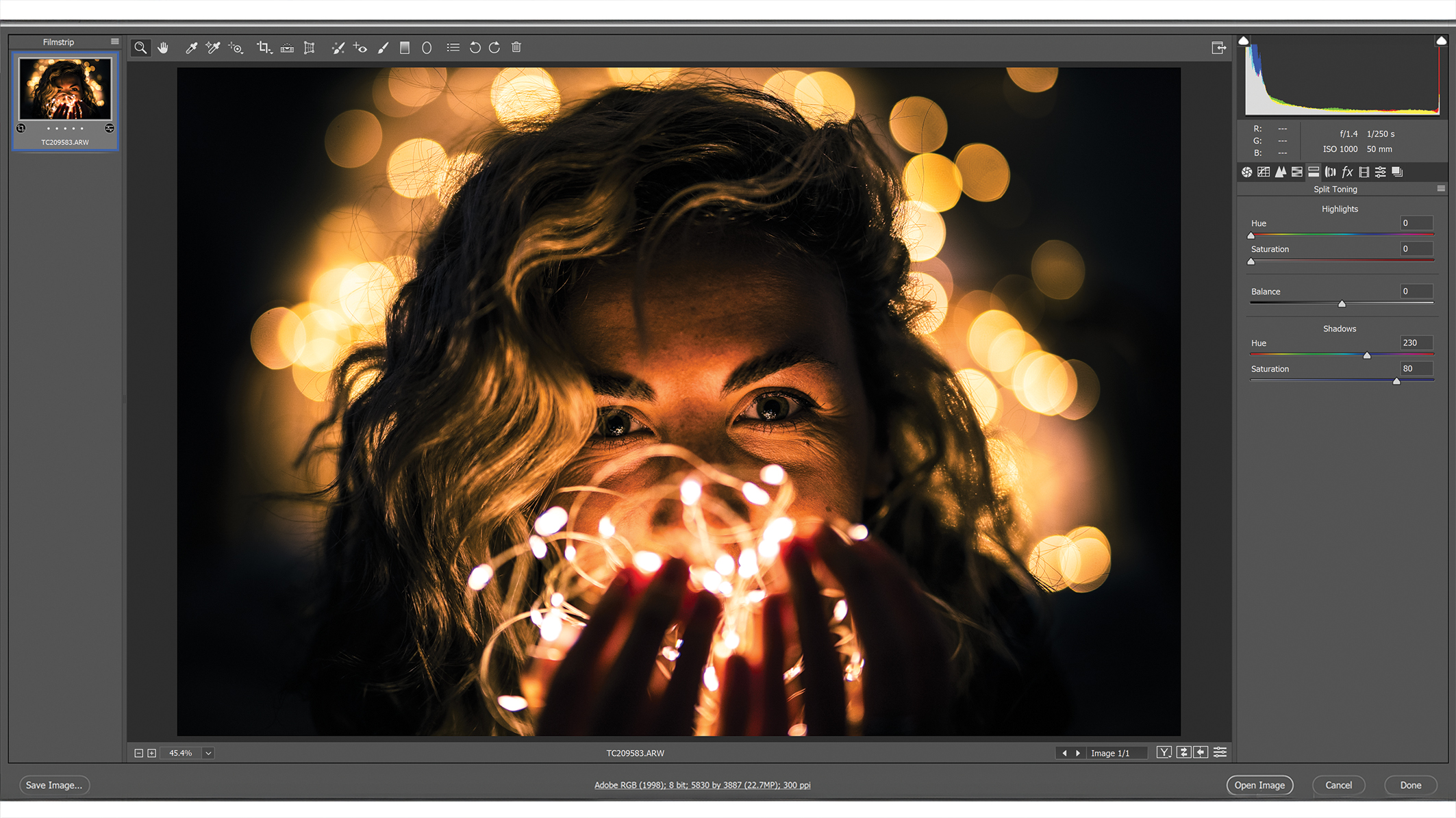 نافذة برنامج Photoshop مع قوائم التعديل، وصورة في المنتصف تظهر شخصًا بشعر مموج محاطًا بأضواء بوكيه ذهبية ناعمة تخلق جوًا دافئًا وحالمًا