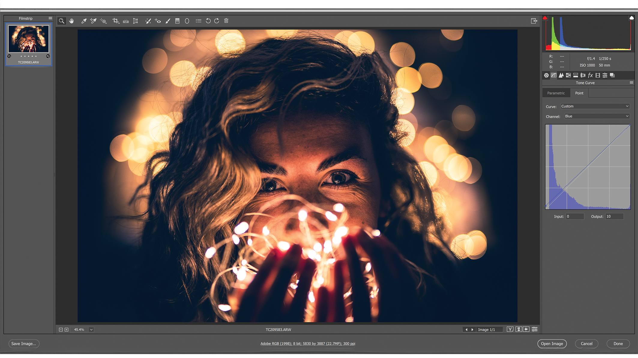 نافذة برنامج Photoshop مع قوائم التعديل، تظهر في المنتصف صورة لشخص ذي شعر مموج محاط بأضواء بوكيه ذهبية ناعمة تخلق أجواء دافئة وحالمة.