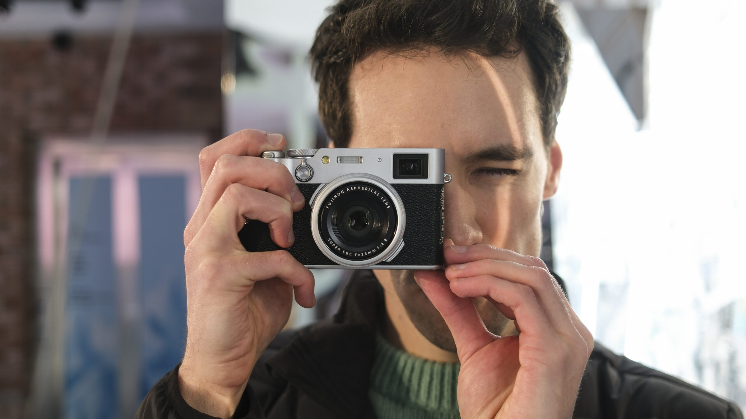 غاريث بيفان يحمل كاميرا Fujifilm X100VI المدمجة