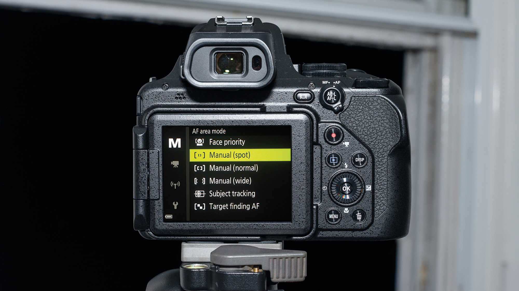 شاشة Nikon P1000 الخلفية تعرض قائمة AF area mode menu