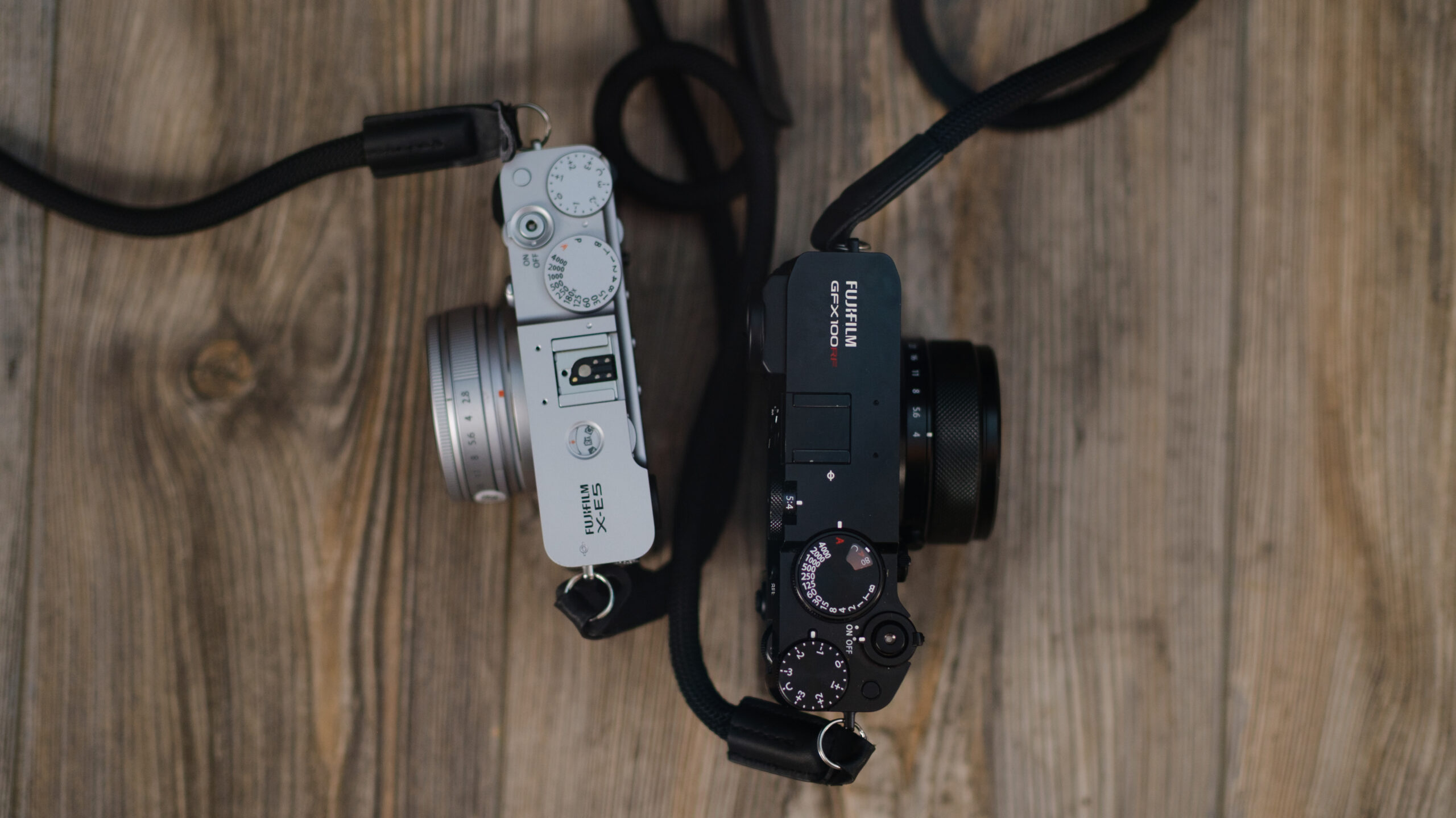 كاميرتا Fujifilm X-E5 (الفضية) و GFX100RF (السوداء)