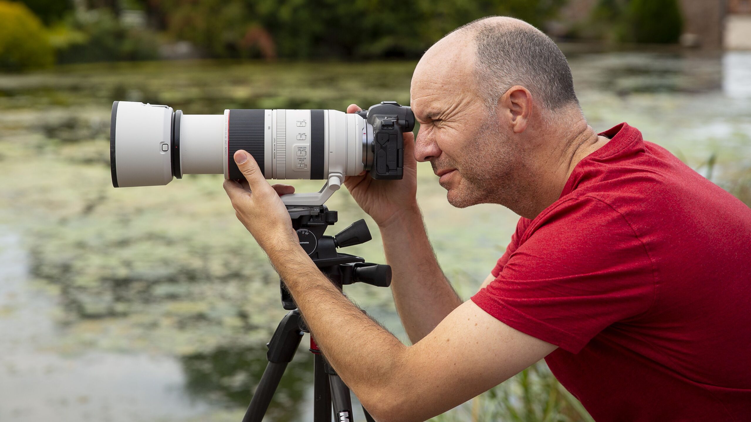 Pete Traverse, Canon RF 100-500mm f/4.5--7.1L süper telefoto zoom lensini bir tripod üzerinde kullanıyor.