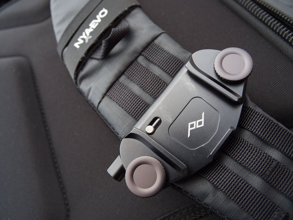 مشبك Peak Design Capture Clip V3 على حقيبة الظهر