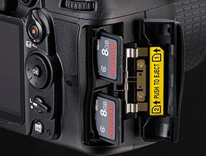 كاميرا Nikon D7000 بفتحتين لبطاقات الذاكرة