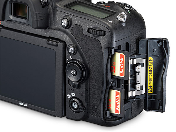 فتحات بطاقة SD المزدوجة في كاميرا Nikon D750