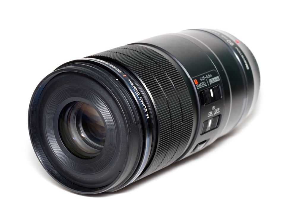 عدسة OM System 90mm f:3.5 Macro IS PRO