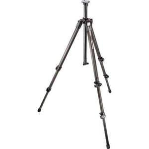 تُظهر هذه الصورة أرجل Manfrotto من ألياف الكربون مع عمود مركزي. العمود المركزي ليس الخيار الأمثل لأنه يقلل الاستقرار من ثلاث أرجل إلى رجل واحدة فقط.