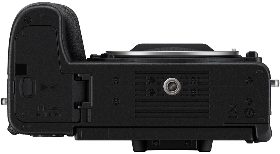 صورة لكاميرا Nikon Z50 II تظهر باب البطارية وفتحة بطاقة الذاكرة
