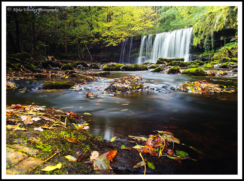 عدسة Panasonic 14mm F/2.5، حساسية ISO 200، 20 ثانية. منطقة الشلالات، ويلز.