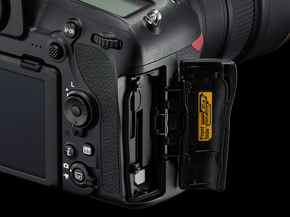 فتحات بطاقة الذاكرة في كاميرا Nikon