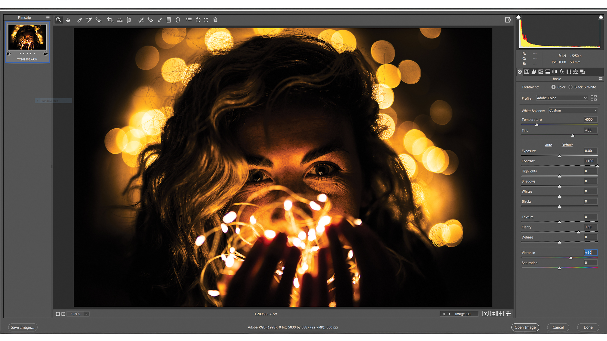 نافذة برنامج Photoshop مع قوائم التعديل، وصورة في المنتصف تظهر شخصًا بشعر مموج محاطًا بأضواء بوكيه ذهبية ناعمة تخلق جوًا دافئًا وحالمًا