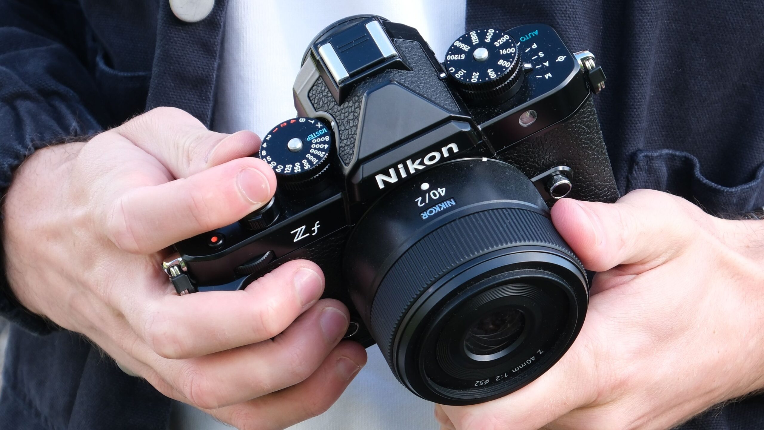كاميرا Nikon Zf ممسوكة باليدين