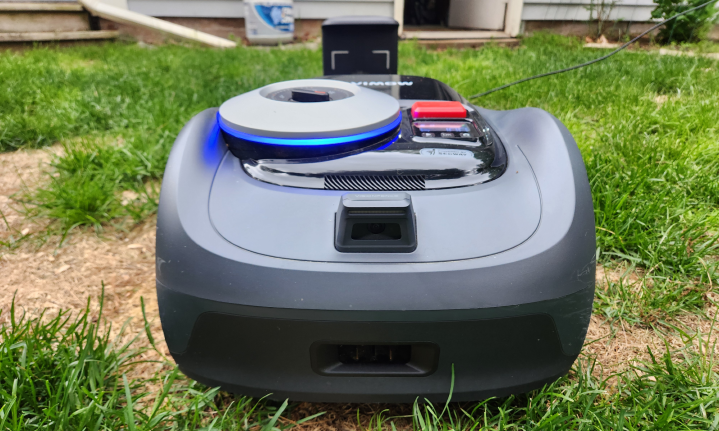 Segway Navimow i110 robot lawn mower face forward.