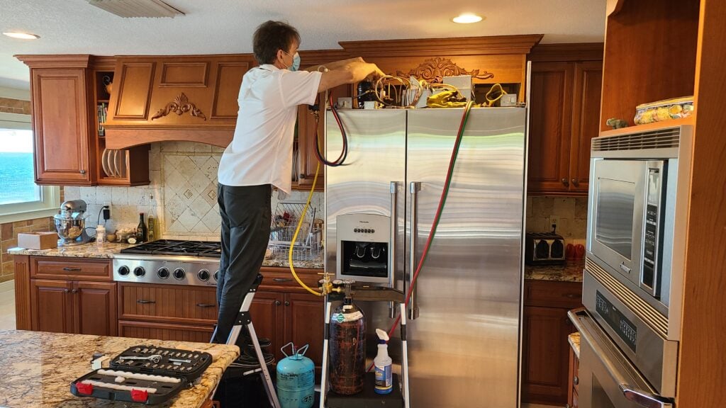 رائحة الثلاجة الكريهة: الأسباب وطرق العلاج