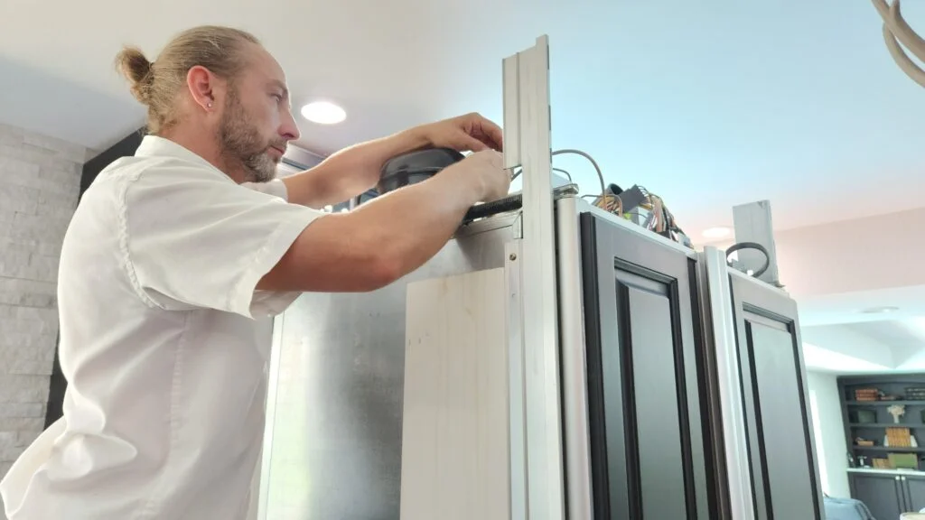 تحديد وإصلاح أسباب ضجيج الثلاجة الشائعة