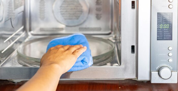 كيفية تنظيف الميكروويف بالبخار