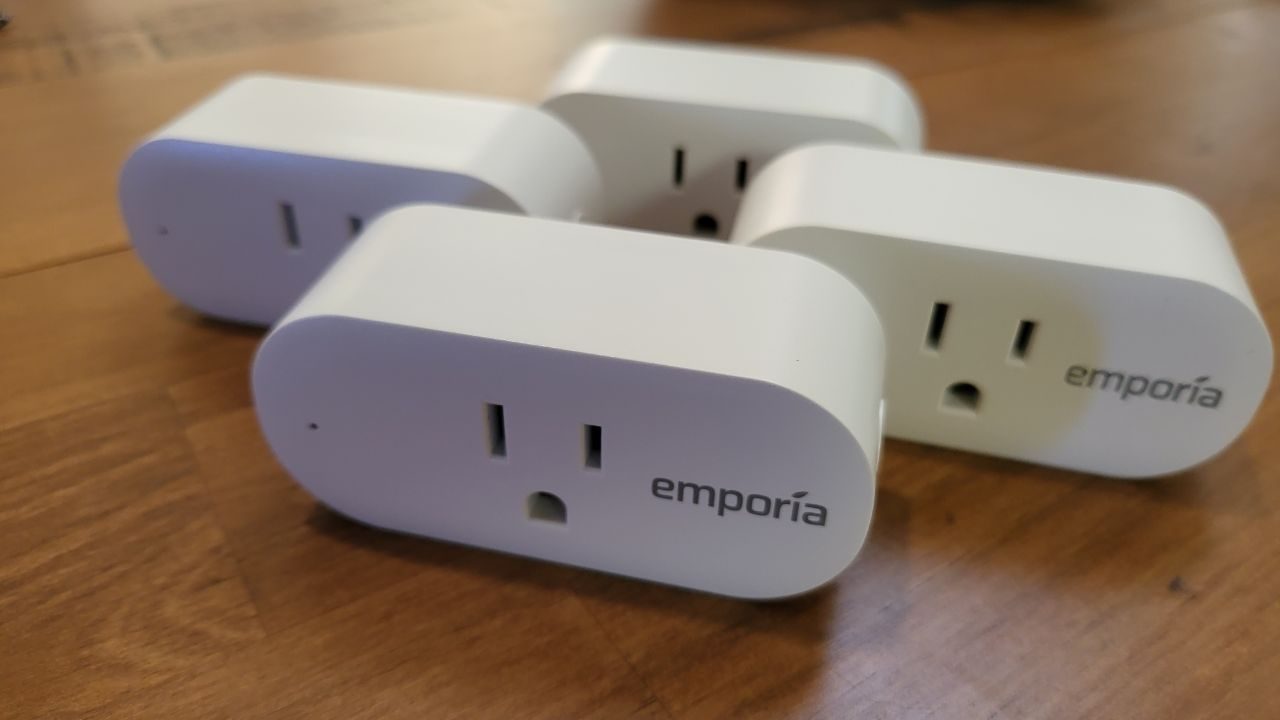 أربعة مقابس Emporia ذكية معروضة على طاولة خشبية.
