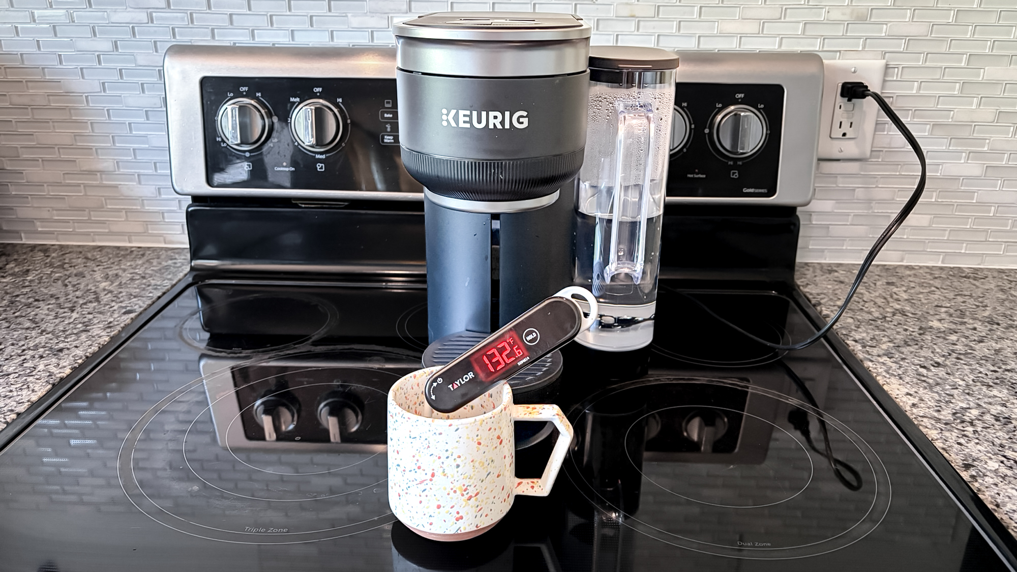 آلة صنع القهوة Keurig K-Crema على طاولة المطبخ