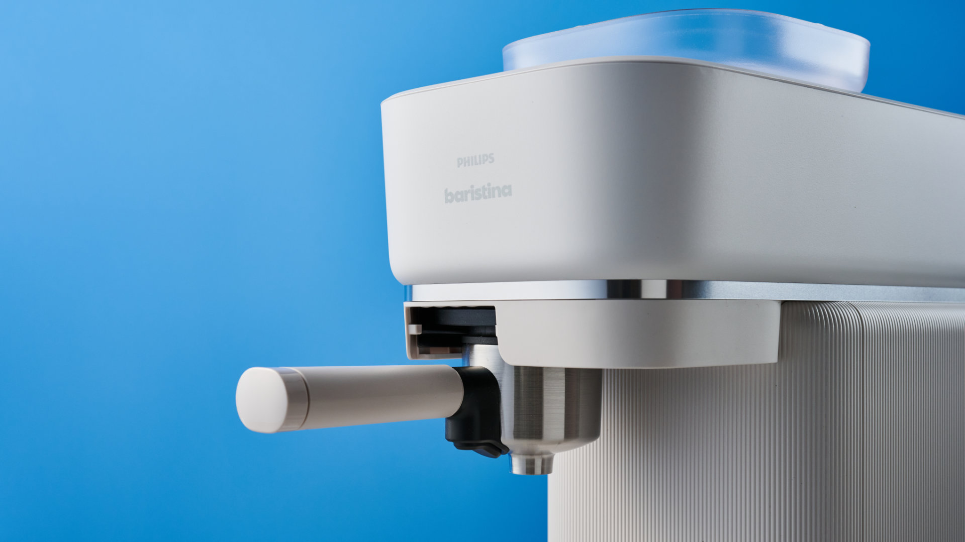 آلة Philips Baristina مصورة على خلفية Tom's Guide الزرقاء