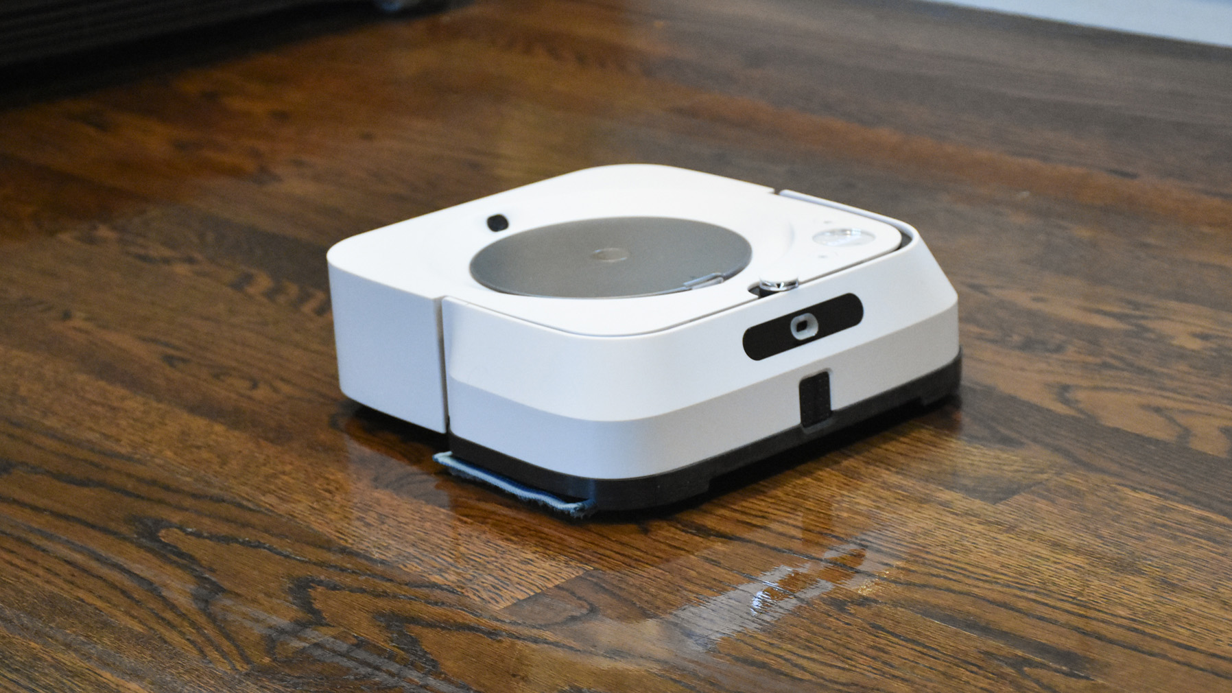 روبوت iRobot Braava Jet M6 على أرضية خشبية