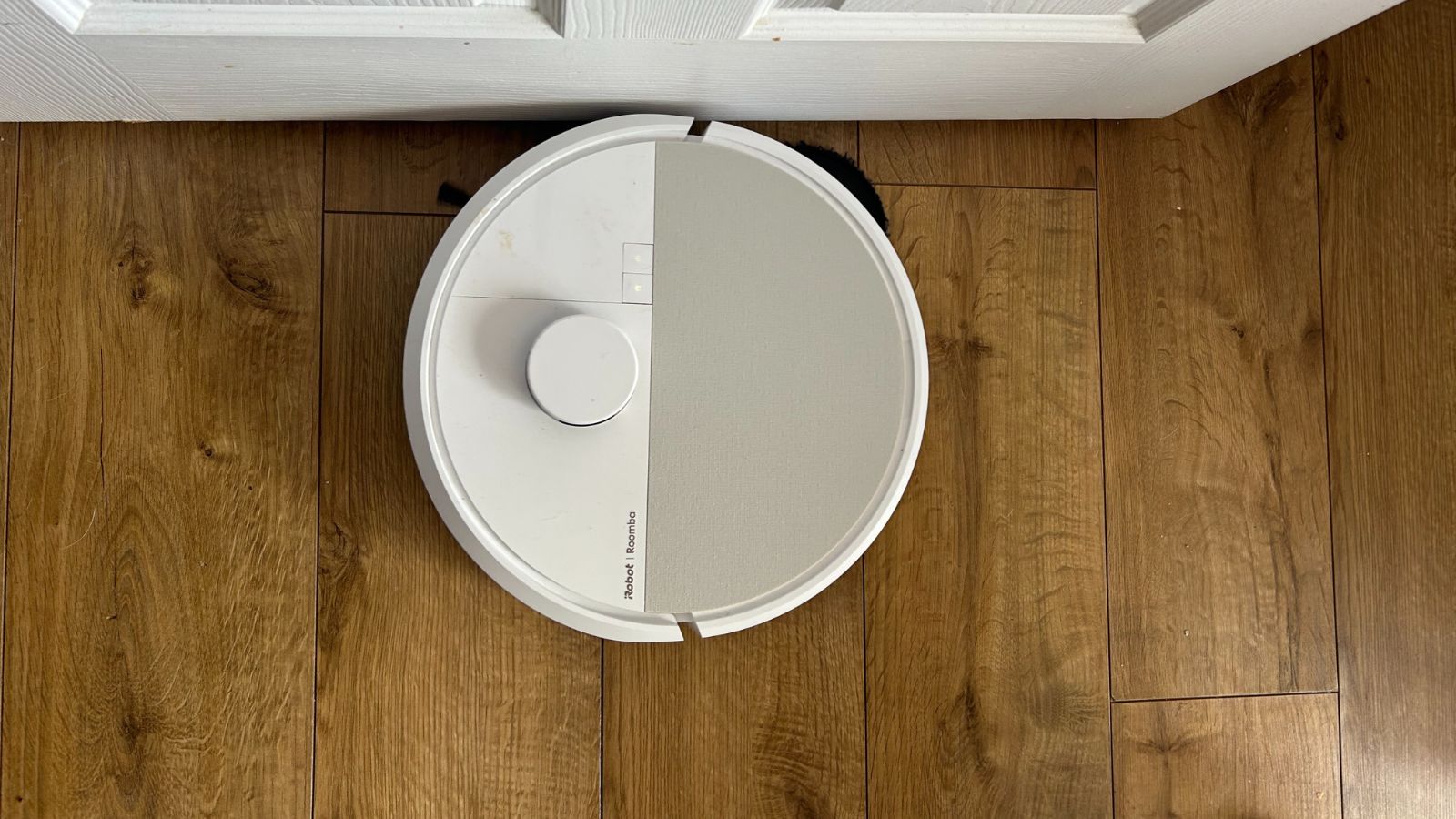 Roomba 505 Plus تنظف الأرضيات الصلبة حول باب