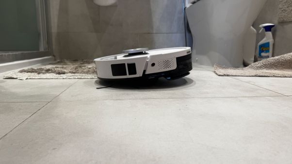 مكنسة Shark PowerDetect UV Reveal ترفع وسادة المسح الخاصة بها