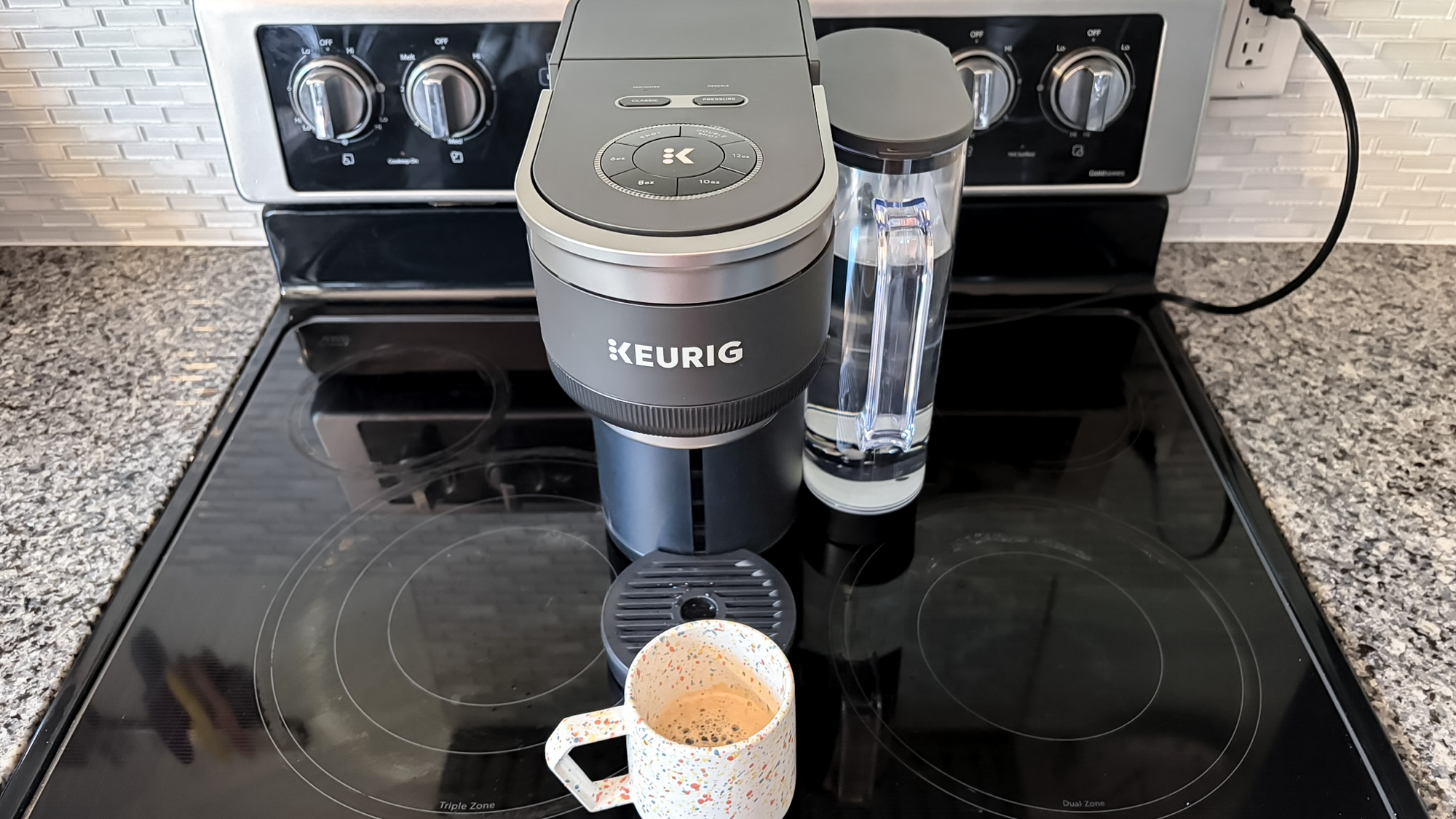 صانعة قهوة Keurig K-Crema على منضدة المطبخ
