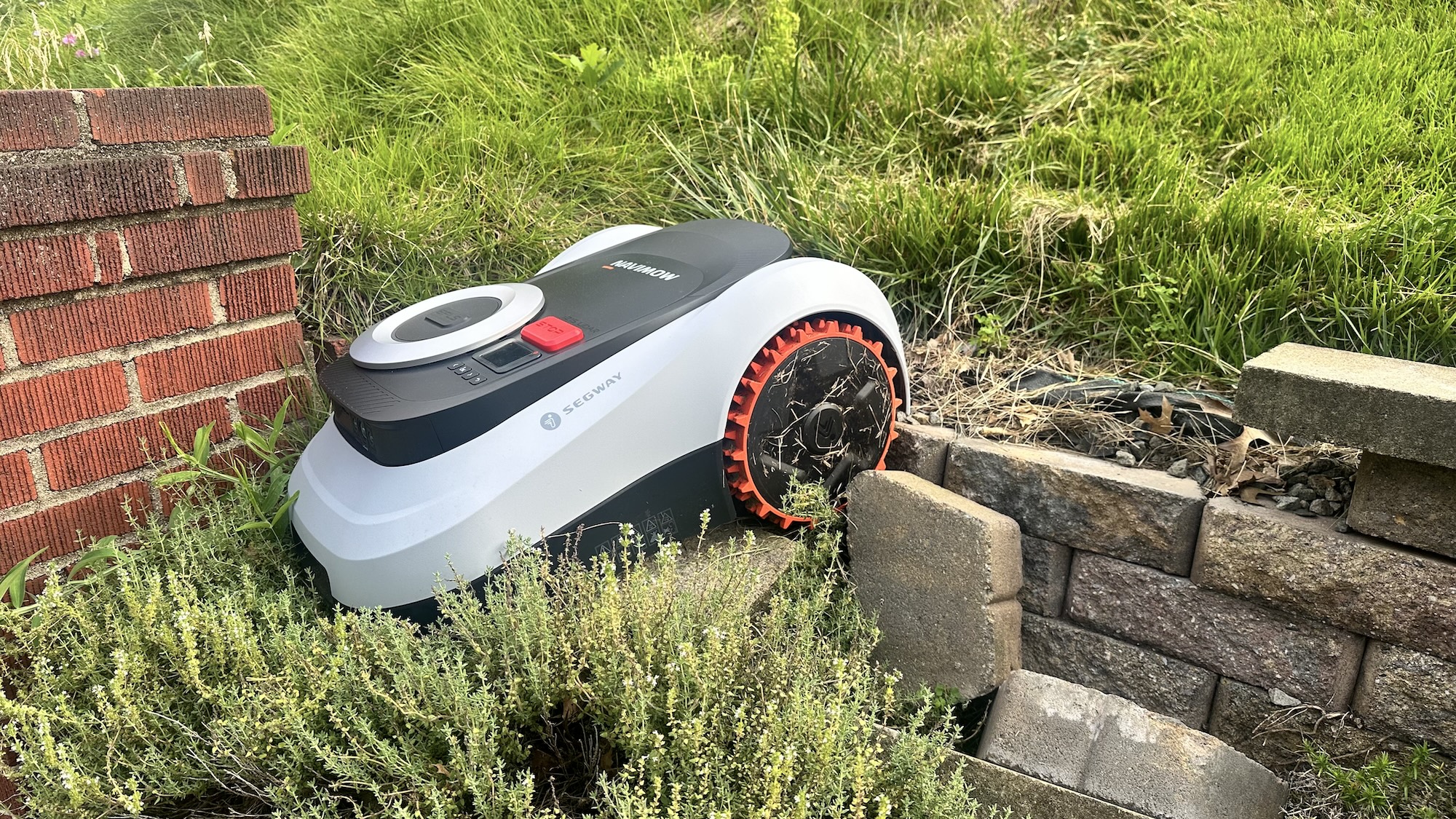 جزازة Segway Navimow i215 تسقط من حائط