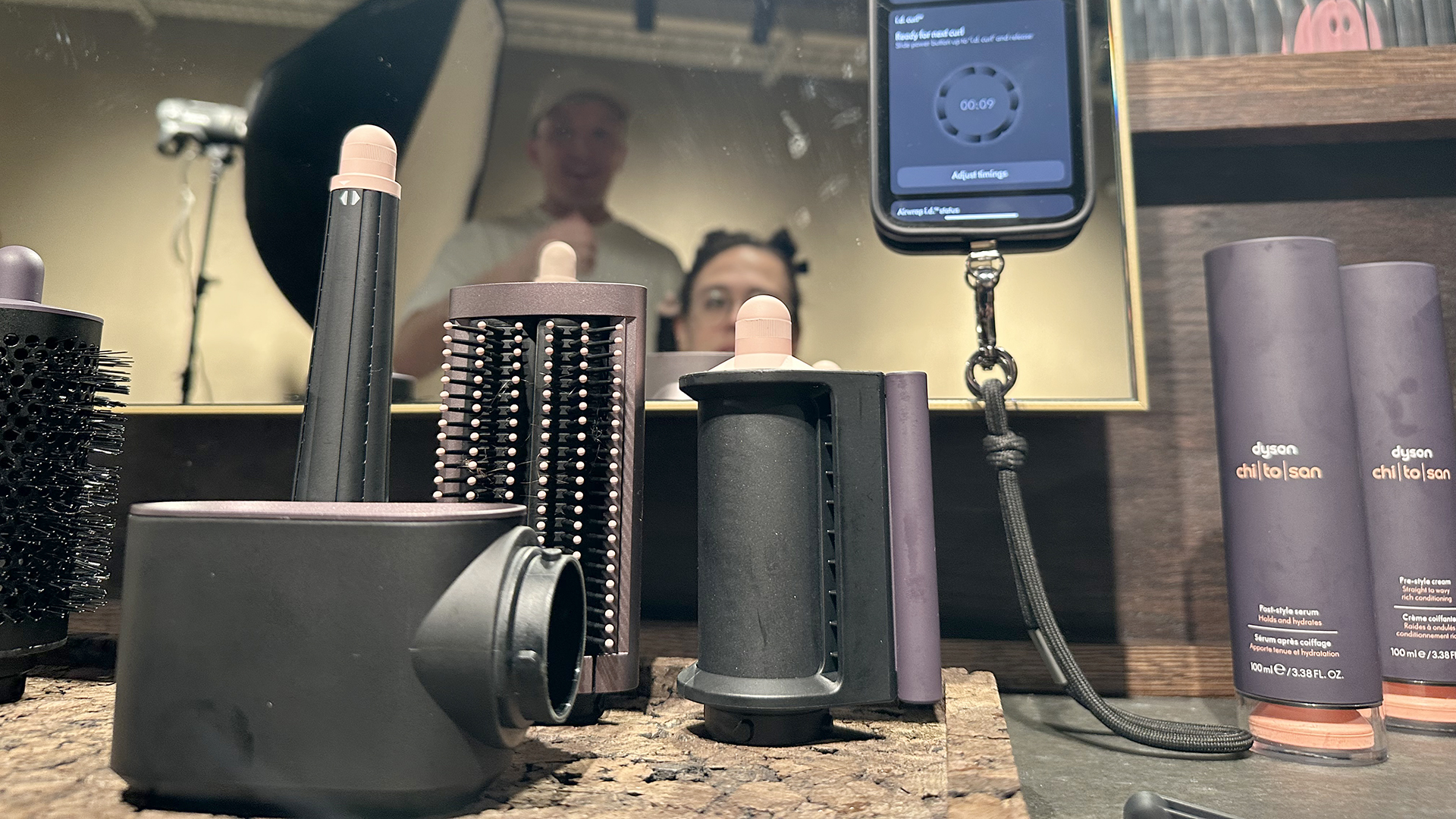 مراجِعة يتم تصفيف شعرها بجهاز Dyson Airwrap i.d. في صالون تجميل