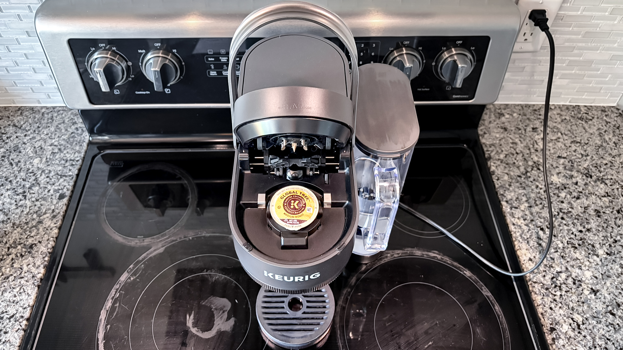 صانعة قهوة Keurig K-Crema على منضدة المطبخ
