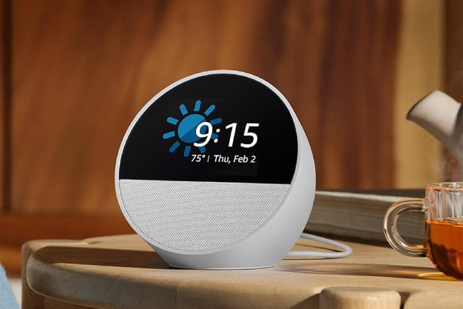 De Amazon Echo Spot 2024 slimme wekker staat op een tafel.
