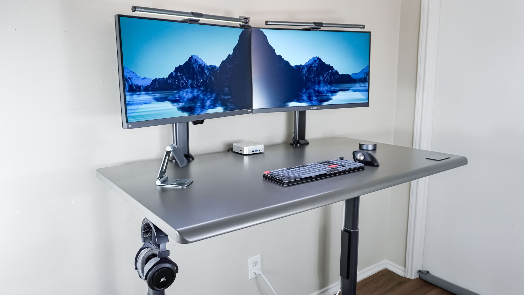 إعداد شاشتين مزدوجتين مبني حول مكتب Autonomous SmartDesk 5 وجهاز الكمبيوتر الصغير Geekom A6