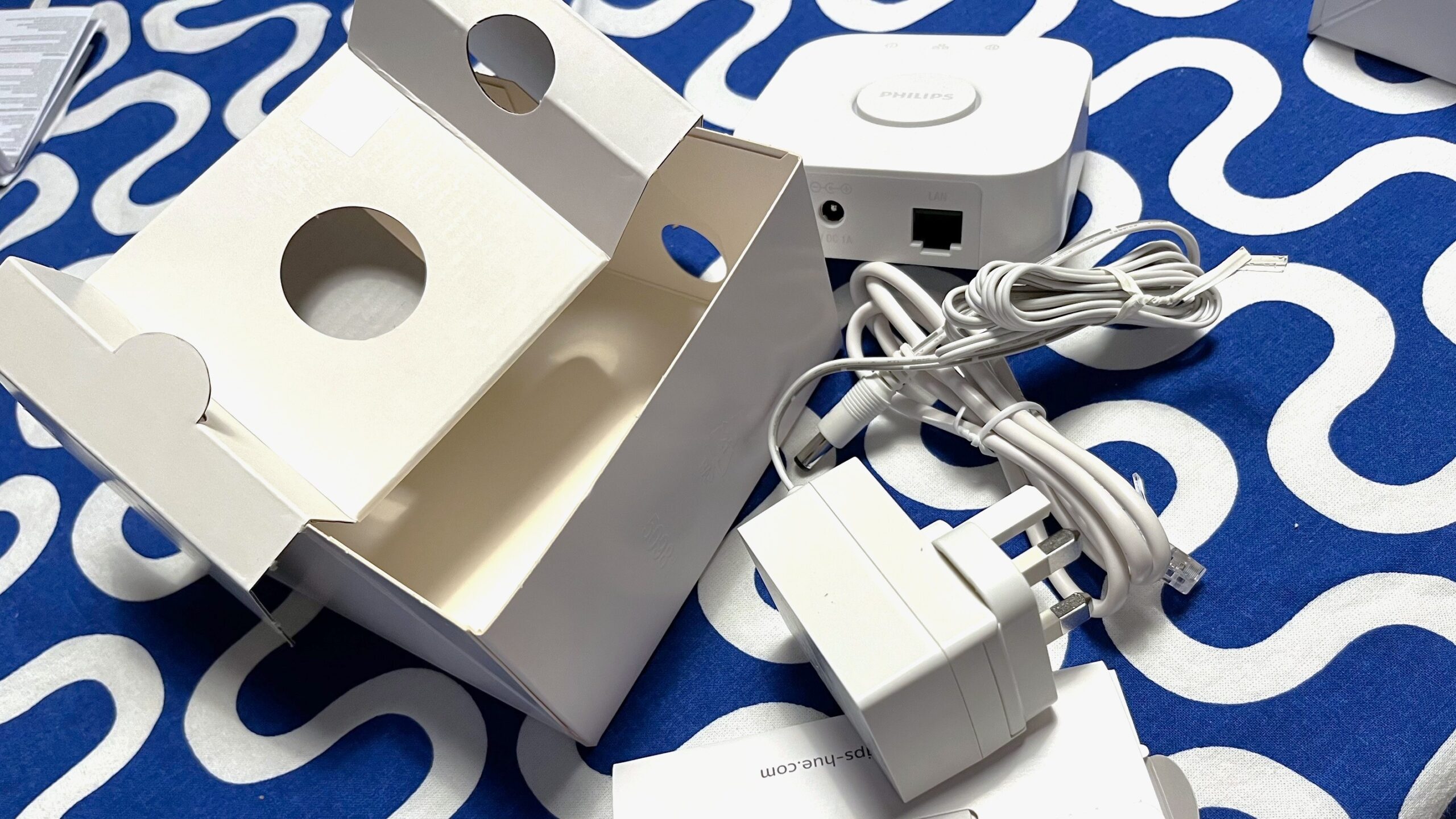 جسر Philips Hue Bridge والقابس بعد إزالتهما من العبوة
