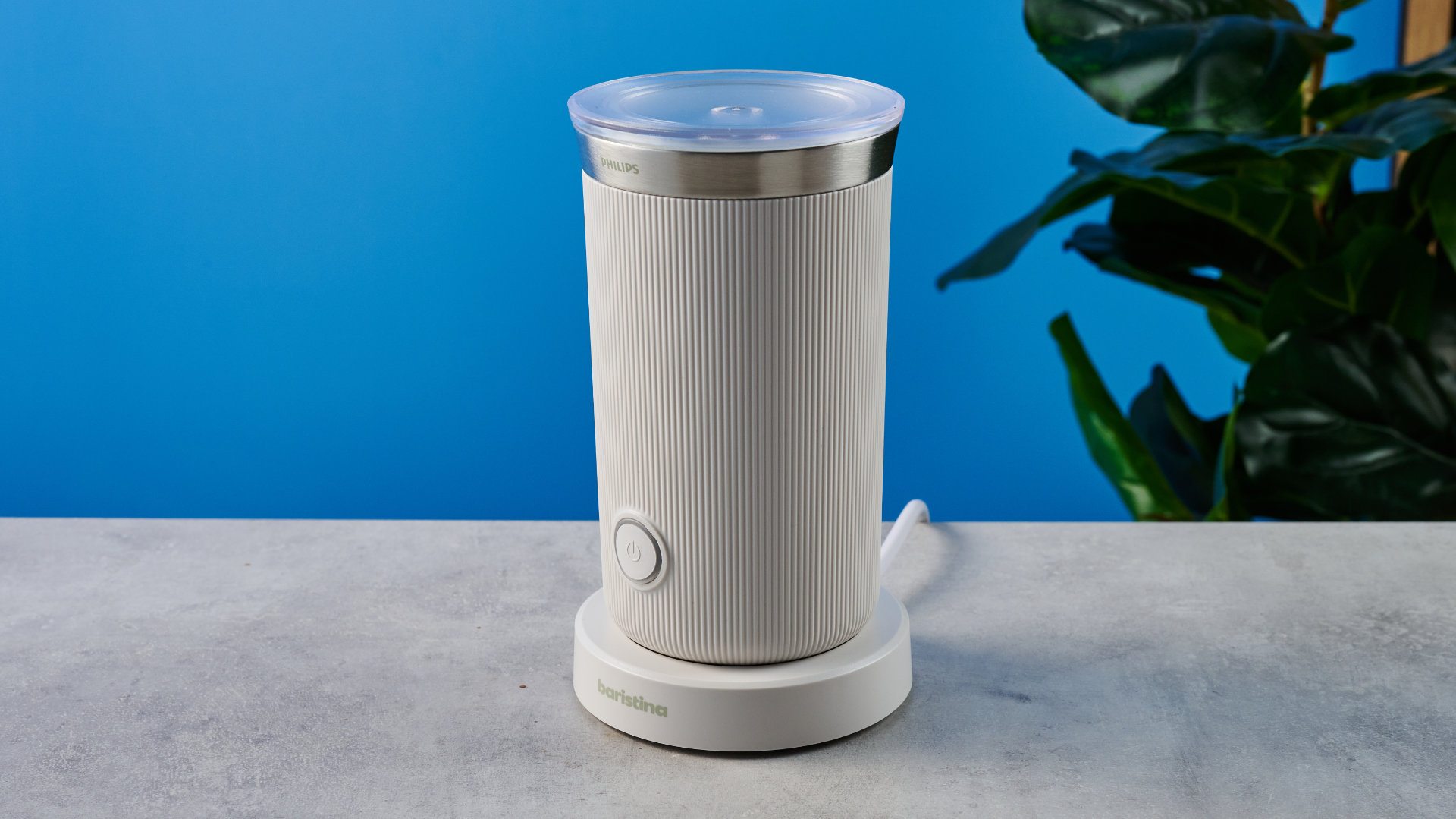 آلة Philips Baristina مصورة على خلفية Tom's Guide الزرقاء