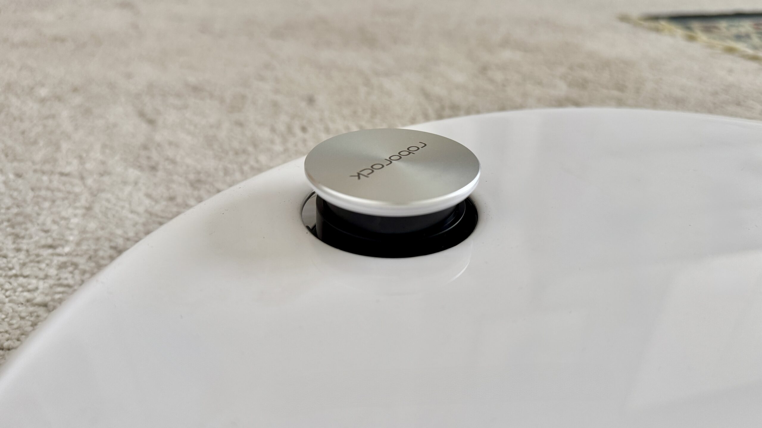 مكنسة Roborock Qrevo Curv 2 Pro الروبوتية في منزل المراجع