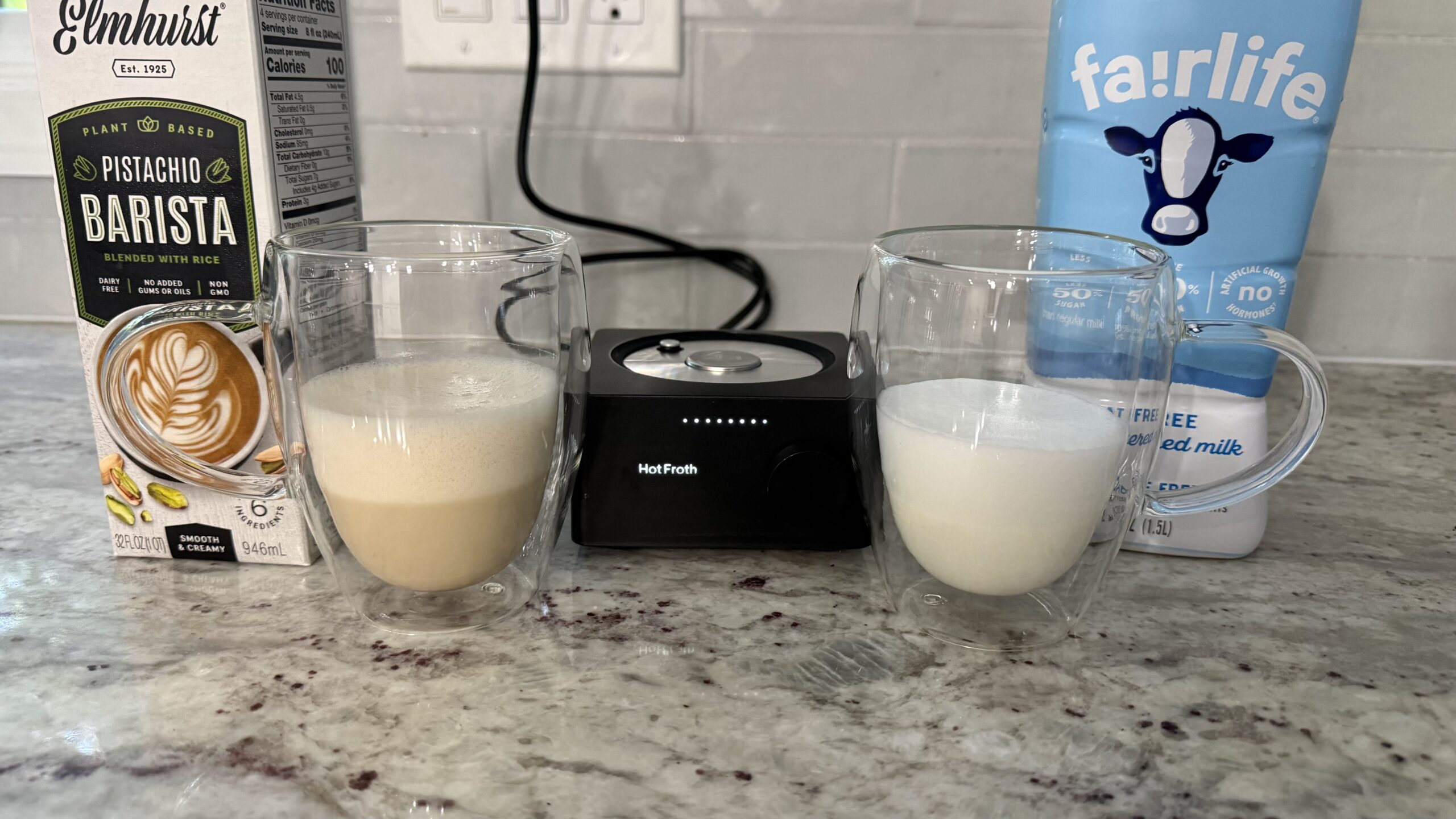 جهاز Terra Kaffe Aero مع رغوة حليب ساخنة من الحليب العادي والنباتي