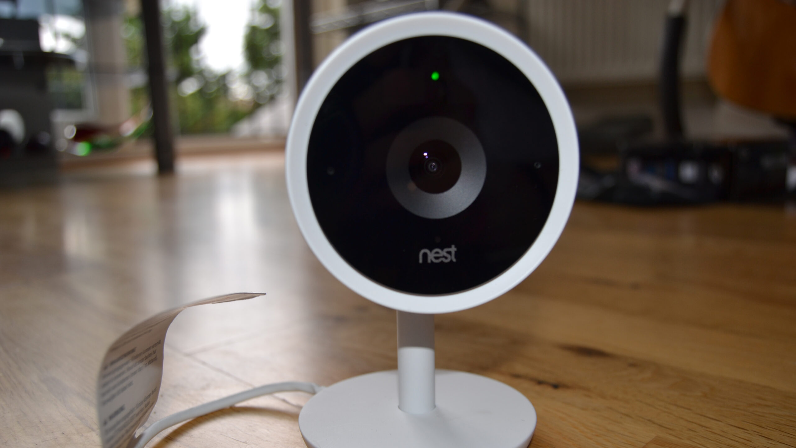 كاميرا Google Nest Cam على الطاولة