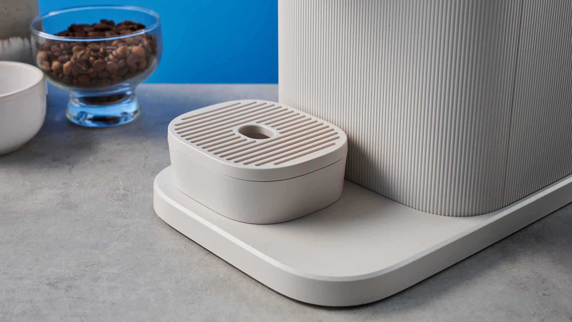 آلة Philips Baristina مصورة على خلفية Tom's Guide الزرقاء