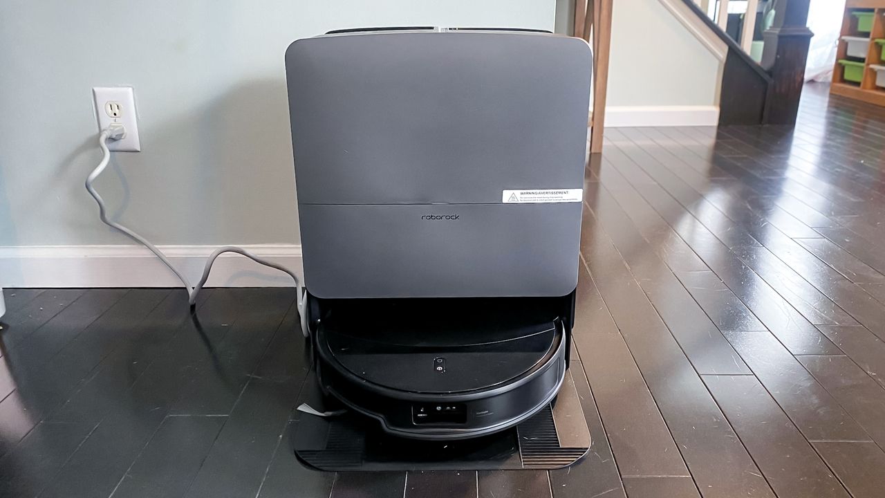 مكنسة Roborock Saros 20 الروبوتية في شقة