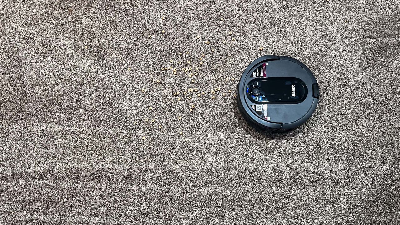 مكنسة Shark IQ تنظف حبوب Cheerios من السجاد