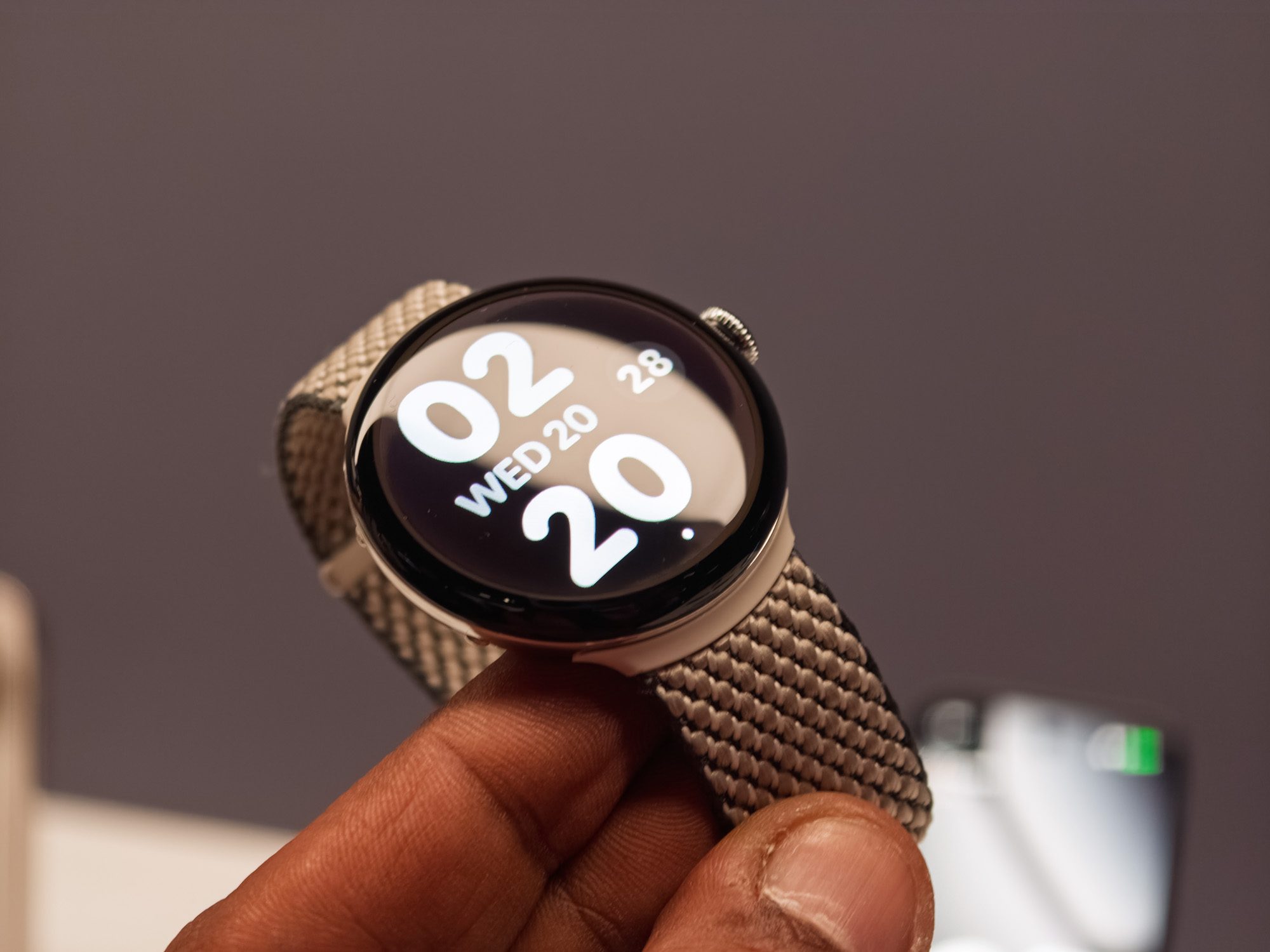 Reloj Google Pixel Watch 4 negro en la muñeca
